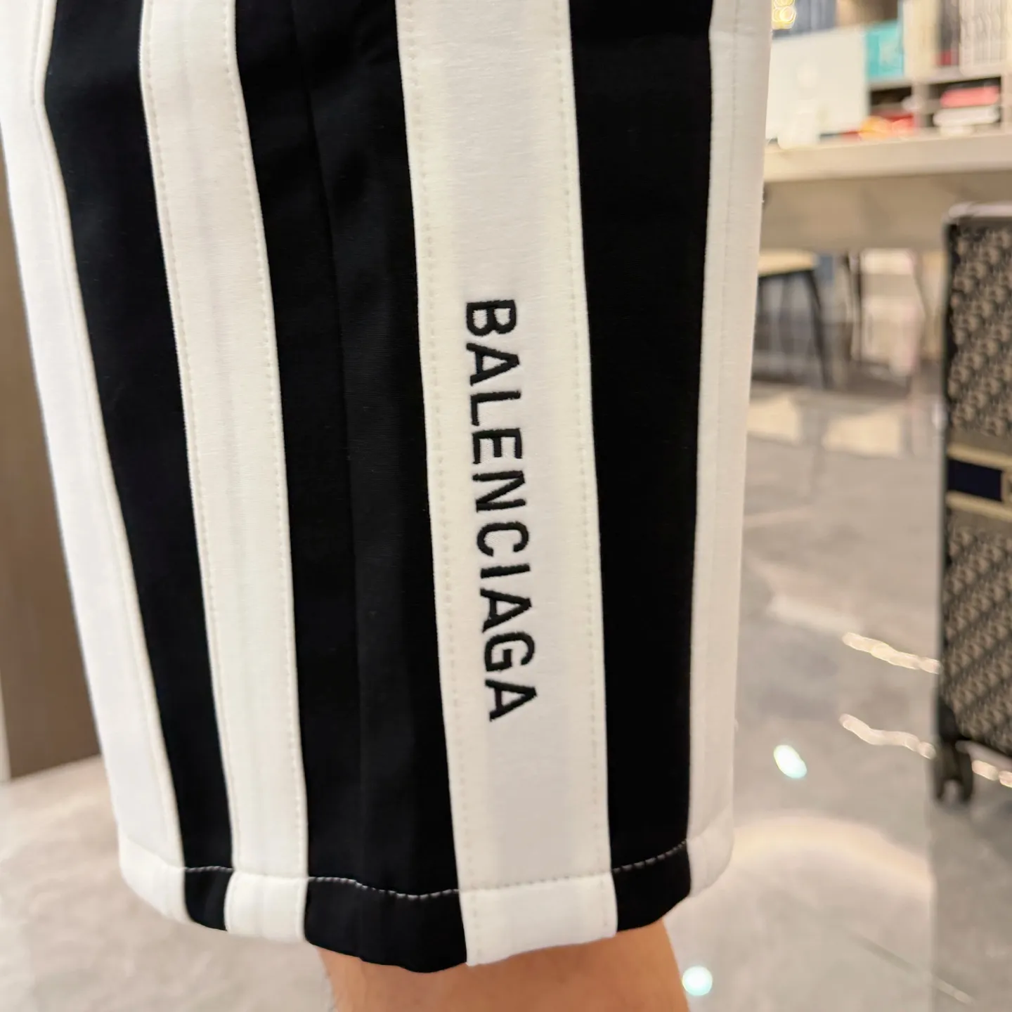 Balenciaga's three-standard complete 2026 summer New Arrival men's casual shorts, advanced custom-made Breathable fabric, Breathable fabric, extremely stretchy and comfortable, impeccable details, top-grade accessories, original logo design concept, delicate and soft feel! The upper body fit is awesome! Size: M-XXXL Please state your height and weight when ordering